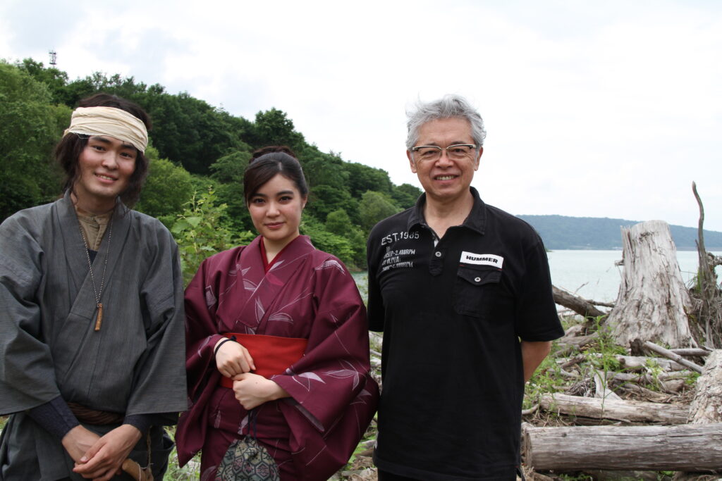 撮影の合間に取材に応じた（右から）菅原浩志監督、吉田美月喜さん、望月歩さんの3人