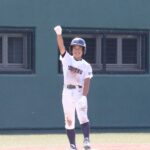 五回に勝ち越し三塁打を放って三塁上で喜ぶ土岐津野球クラブの鈴木。