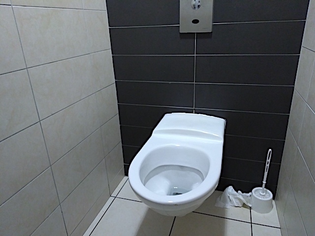 天才か！サービスエリアのトイレで活気的な「忘れ物防止トレイ」に拍手【編集部ブログ】　画像５