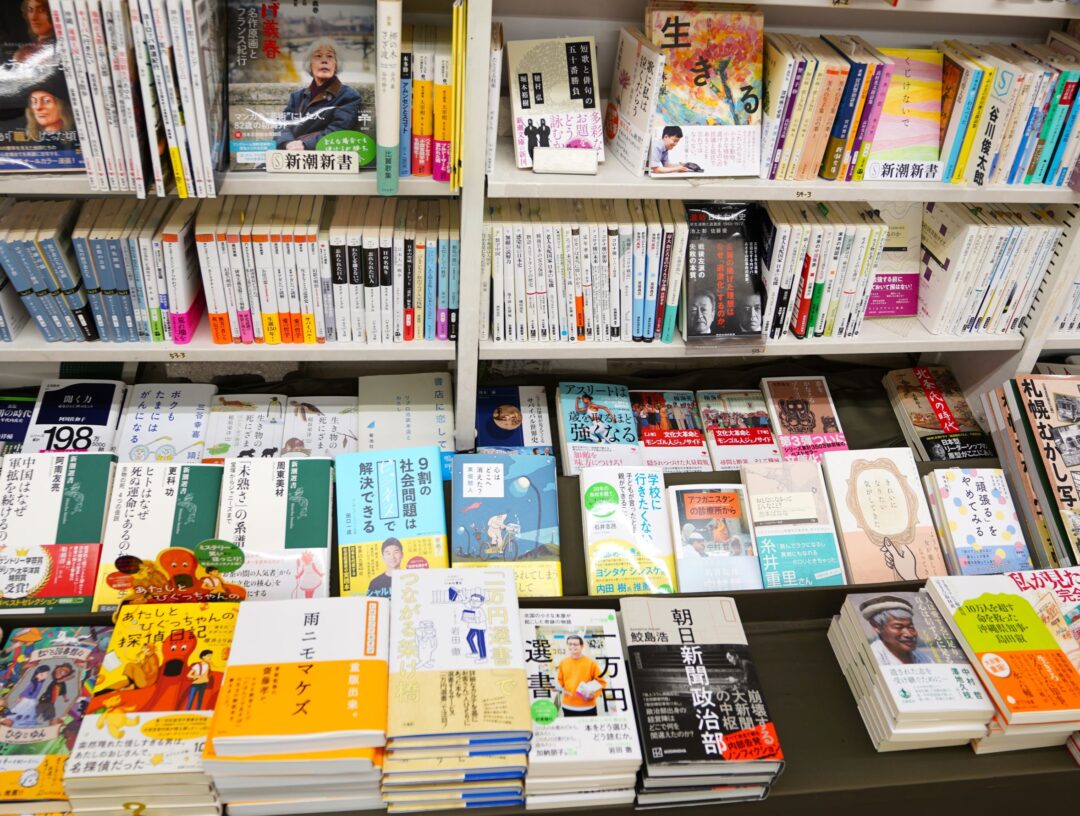 棚には岩田さんおすすめの本だけが並んでいて興味深い。前列中央にあるのが岩田さんの著書２冊。
