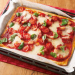 マルゲリータピザ：「ゆでうどん」を加えてつくるほのかに甘い生地に、トマトの甘酸っぱさがマッチ