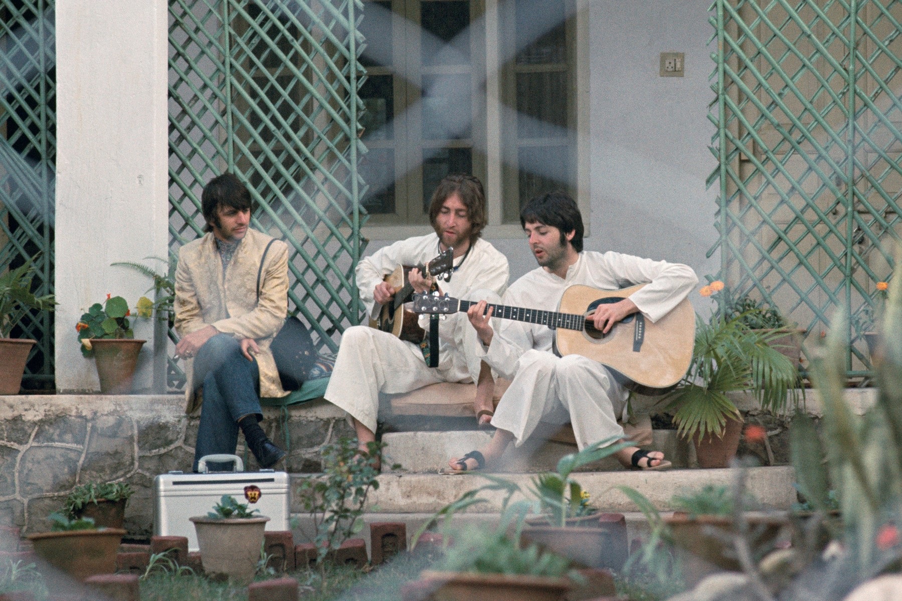 インドでの（写真左から）リンゴ、ジョン、ポール。 © B6B-II FILMS INC. 2020. All rights reserved