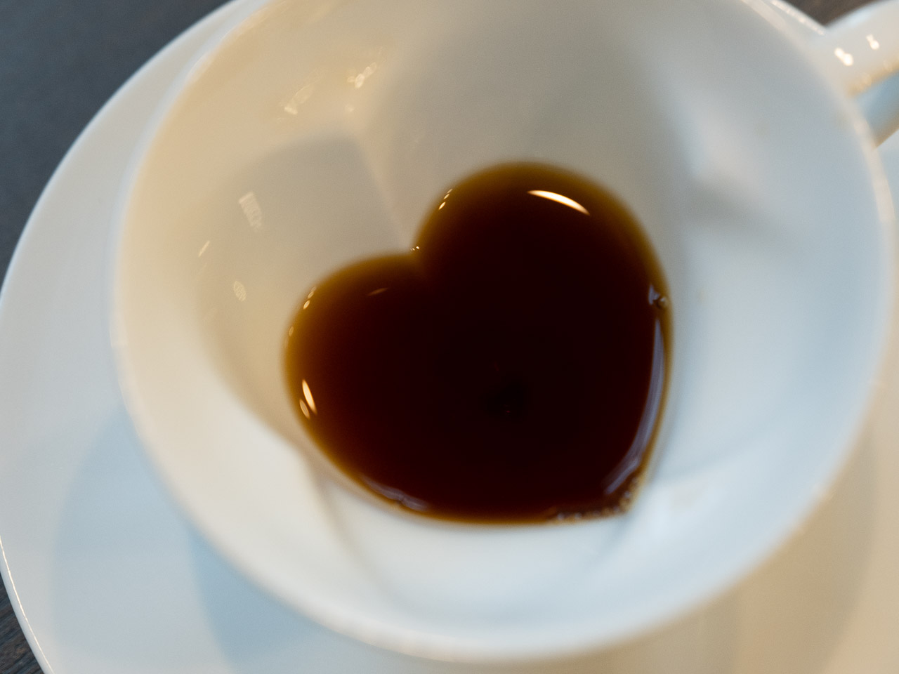 コーヒーを飲み進めると四葉のクローバー形からハート形に変化するカップが可愛い【編集部ブログ】　画像３