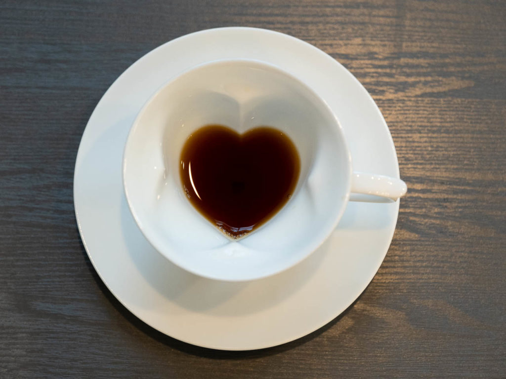 コーヒーを飲み進めると四葉のクローバー形からハート形に変化するカップが可愛い【編集部ブログ】　画像１