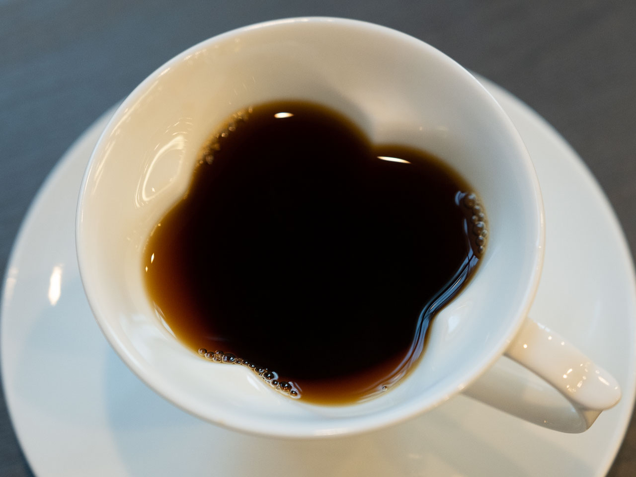 コーヒーを飲み進めると四葉のクローバー形からハート形に変化するカップが可愛い【編集部ブログ】　画像２