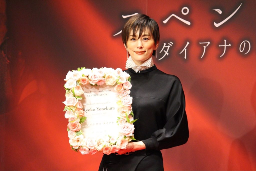 米倉涼子「いろんな意味で重いです」　総額１億円のジュエリーを身に着けて登場　画像１