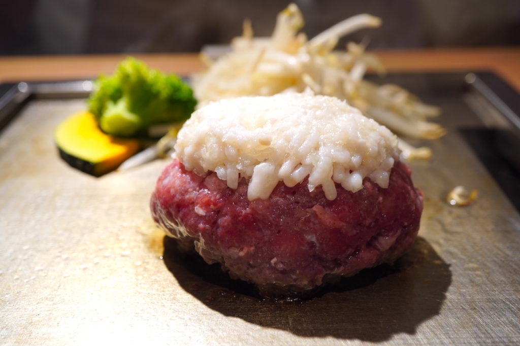 【神戸・三宮にオープン】牛脂たっぷりの赤富士みたいなハンバーグのお味は？「ハンバーグと牛タンとお米 神戸赤ふじ」　画像１