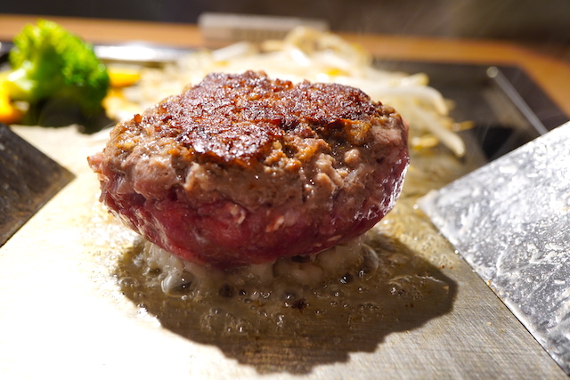 【神戸・三宮にオープン】牛脂たっぷりの赤富士みたいなハンバーグのお味は？「ハンバーグと牛タンとお米 神戸赤ふじ」　画像１１