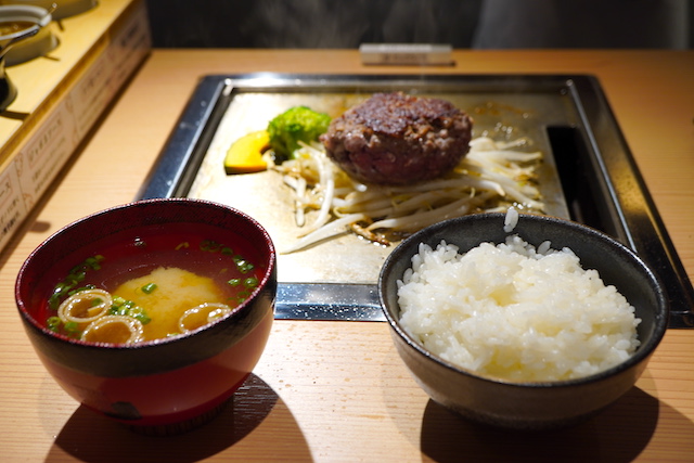 【神戸・三宮にオープン】牛脂たっぷりの赤富士みたいなハンバーグのお味は？「ハンバーグと牛タンとお米 神戸赤ふじ」　画像１５