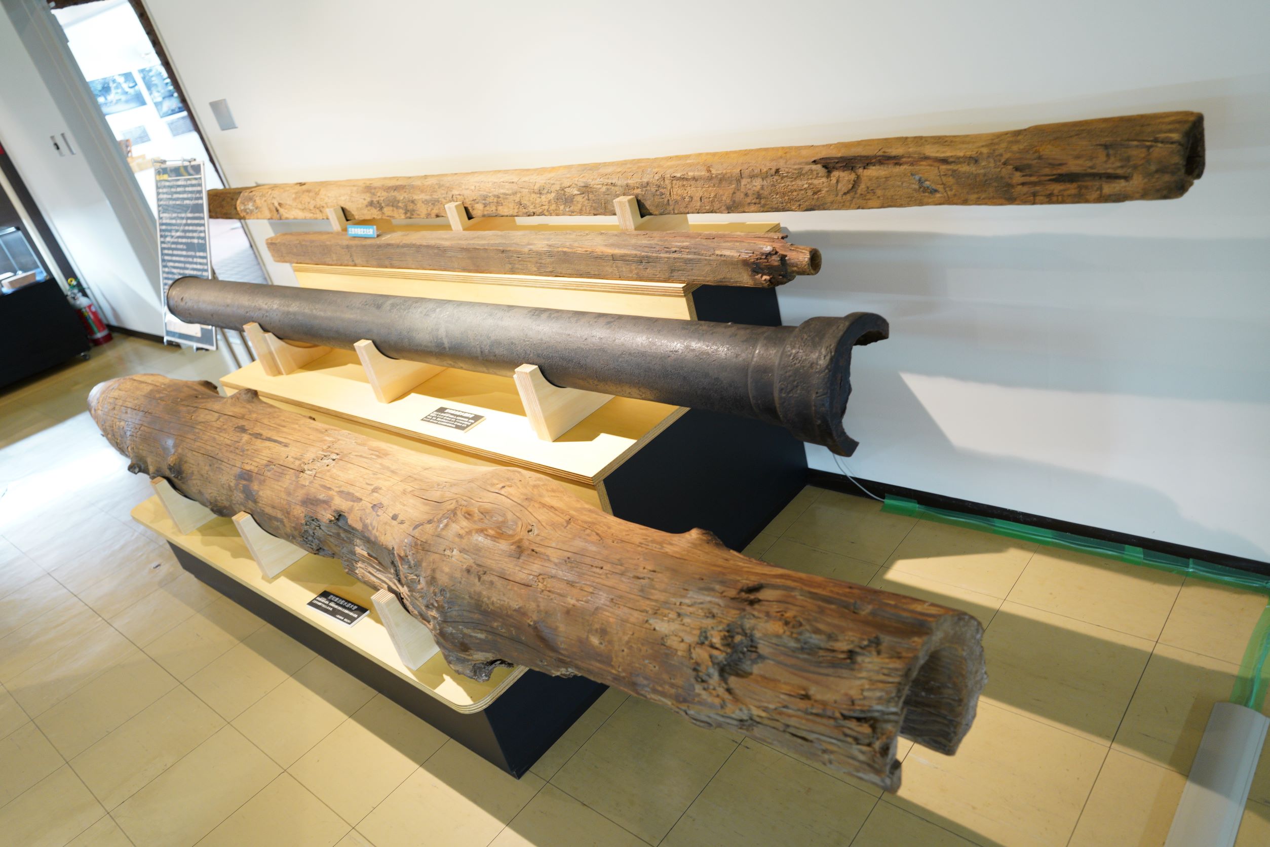 日本最古級の水道管。鋼鉄製から枝分かれした先では木製が使われた。