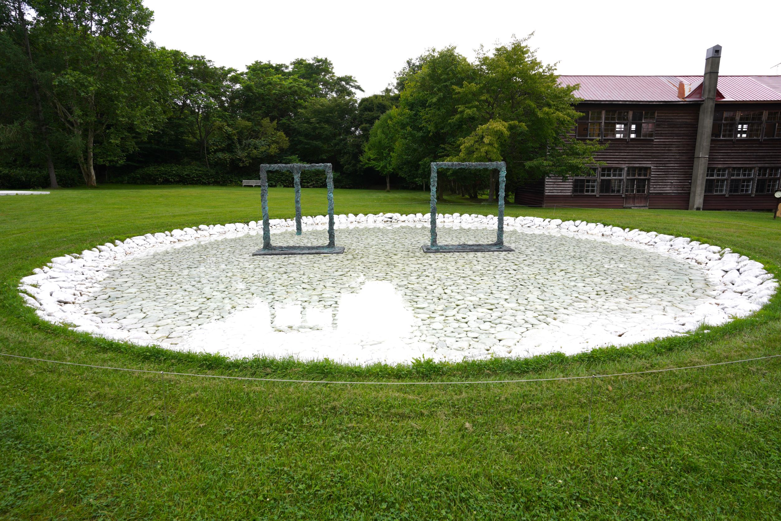 池の中のブロンズの作品は、30周年を記念して期間限定で展示されている「天聖」「天モク」。