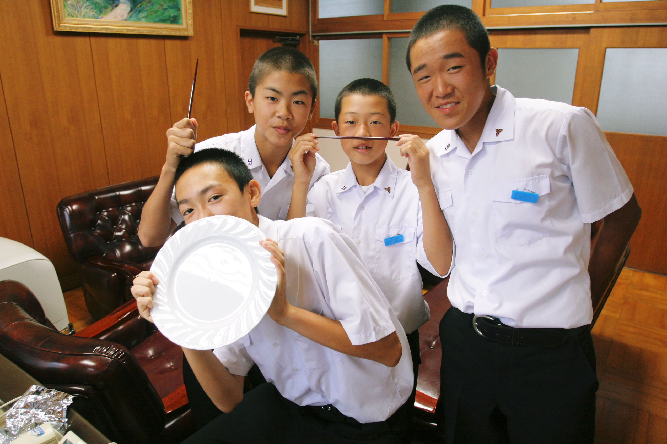 調理実習で作った冷麺の器を回収にきた男子生徒。