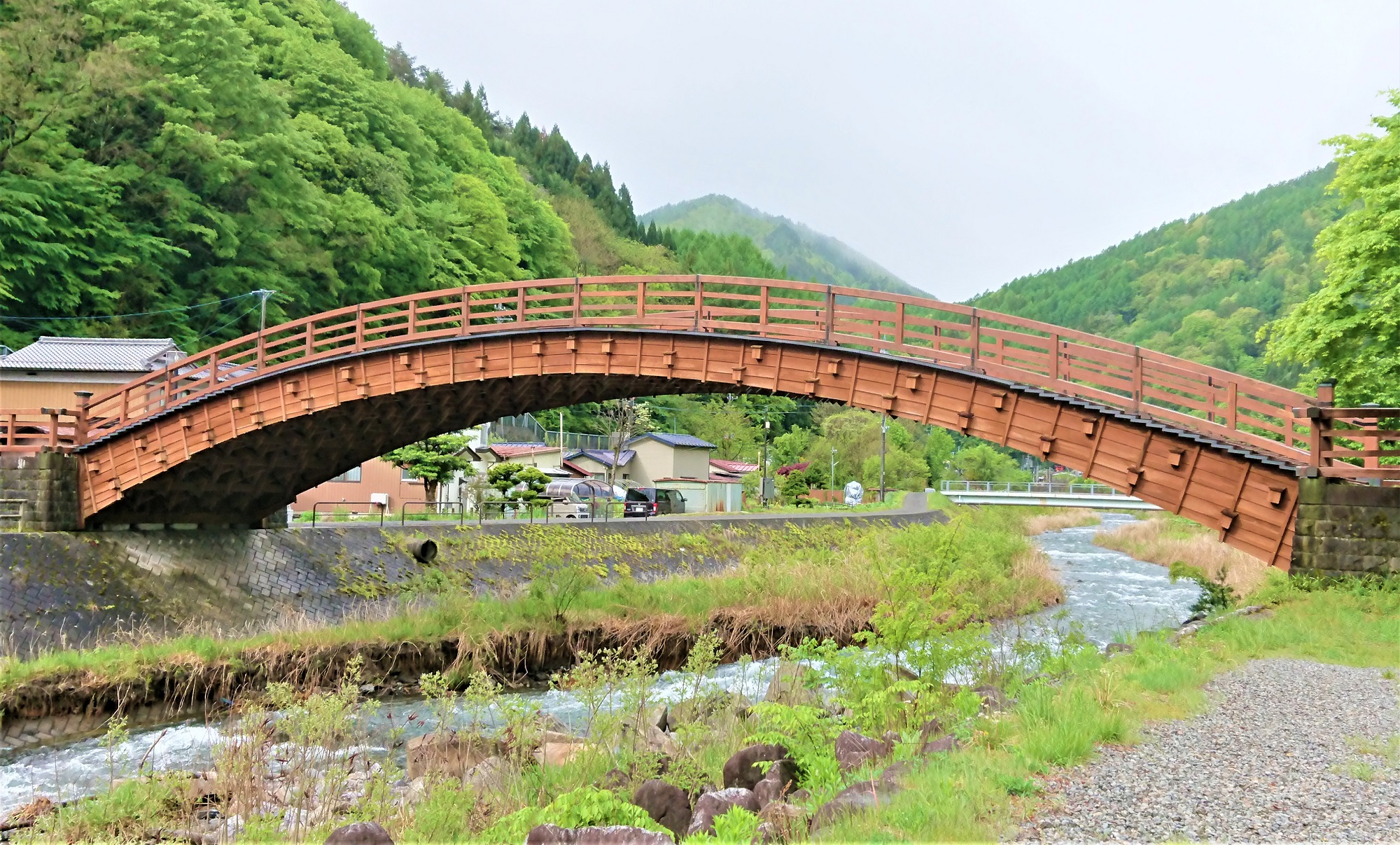 奈良井川の清流に架かる「木曽の大橋」。