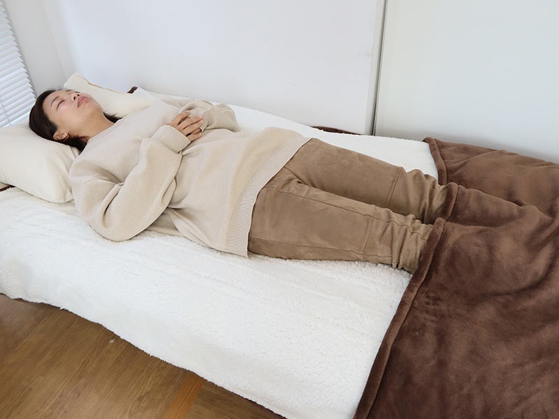 足先が冷えない電気毛布、11月2日発売　サンコー、こたつのように温かい「足先くるみん」　画像１