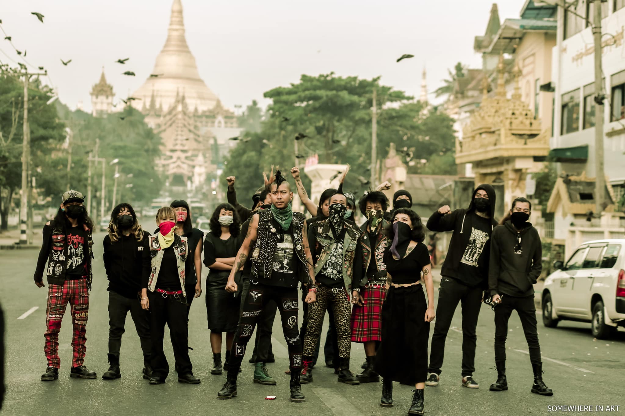 路上で軍政に抗議するThe Rebel Riot ( Thiha撮影）。