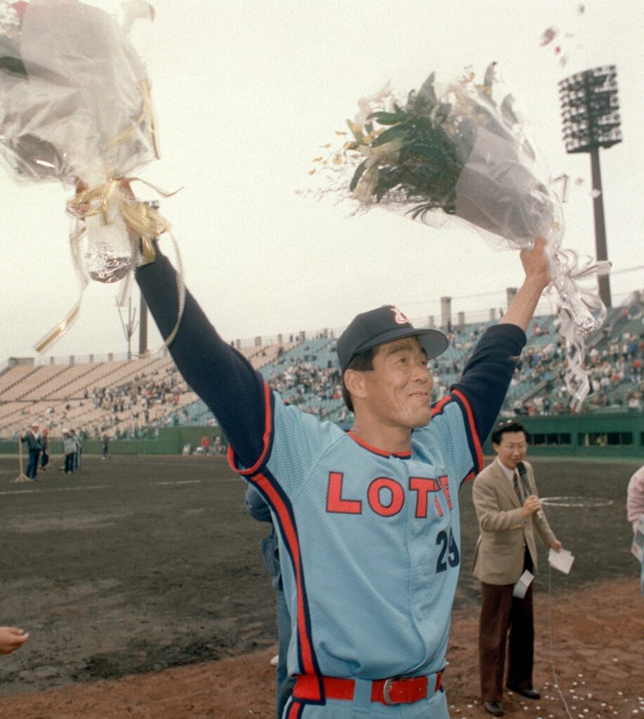 1989年5月、200勝を達成し、花束を掲げてファンに応えるロッテ・村田兆治投手＝山形。(C)共同通信社