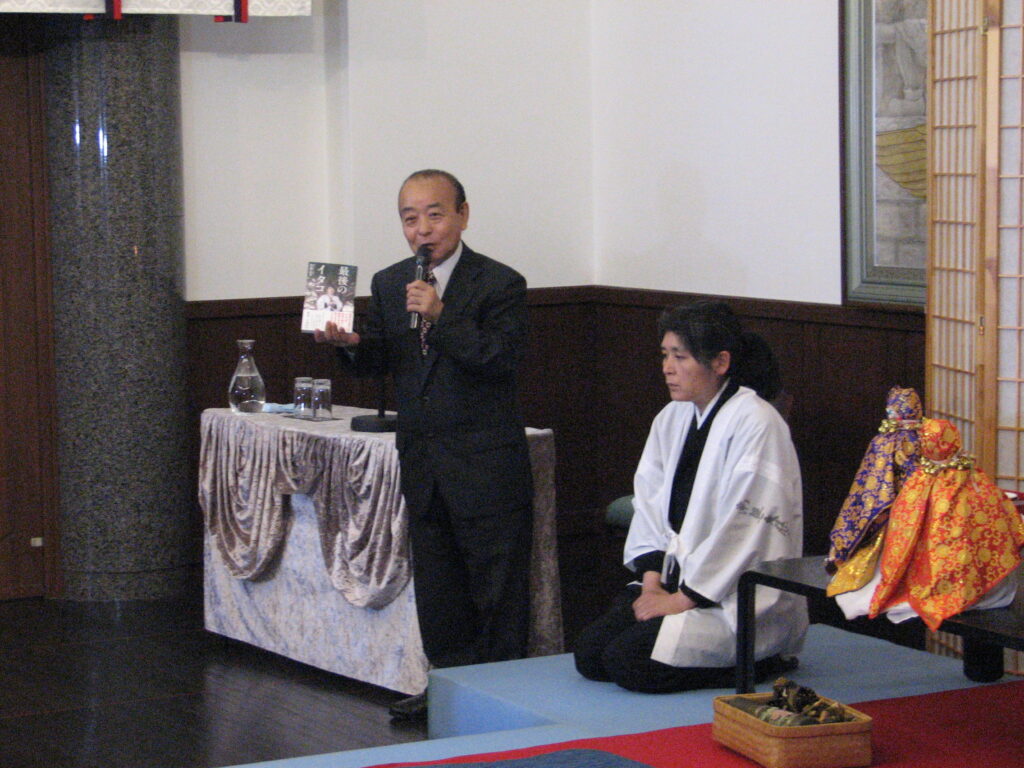 郷土史家の江刺家均さん（左）と「最後のイタコ」松田広子さん。
