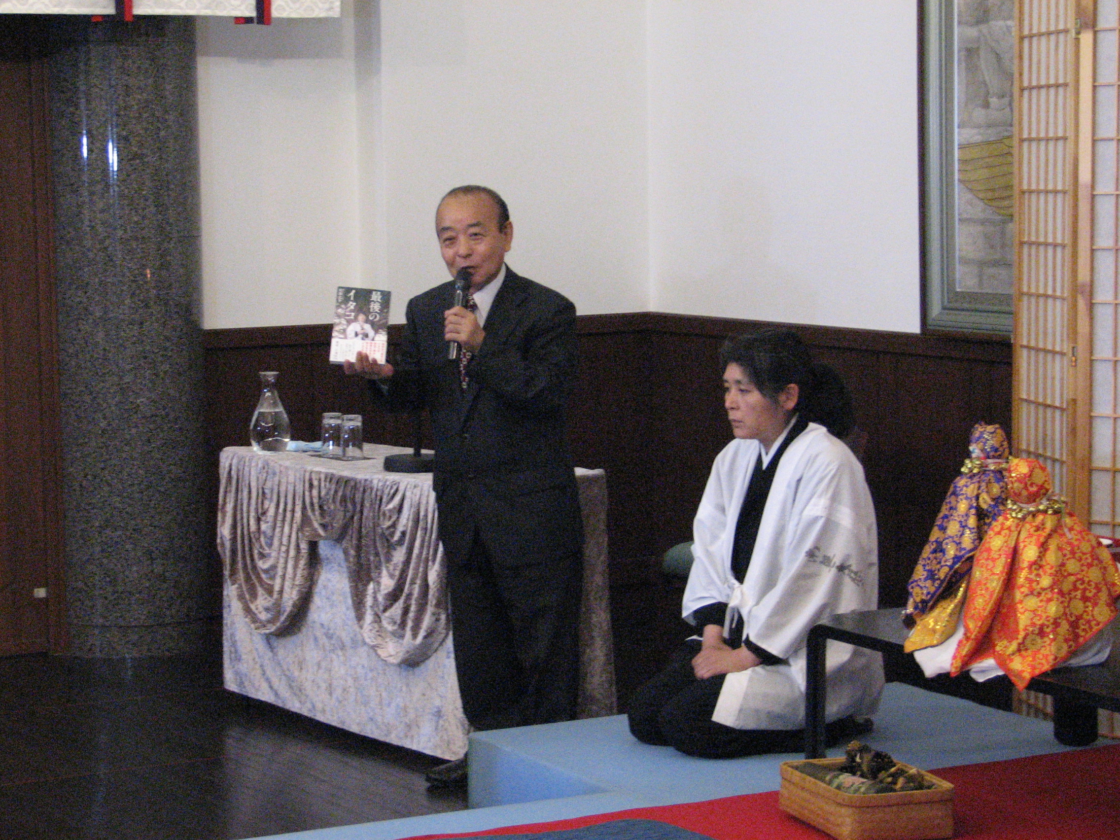 ph1　郷土史家の江刺家均さん（左）と「最後のイタコ」松田広子さん。