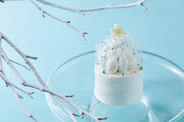キラキラと輝く真っ白な霧氷クリスマスケーキを提供