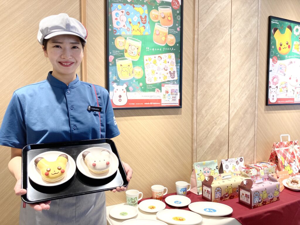 ミスタードーナツ高田馬場戸山口ショップでは、ポケモンドーナツやドリンクなどをオリジナルの皿やマグカップで提供。