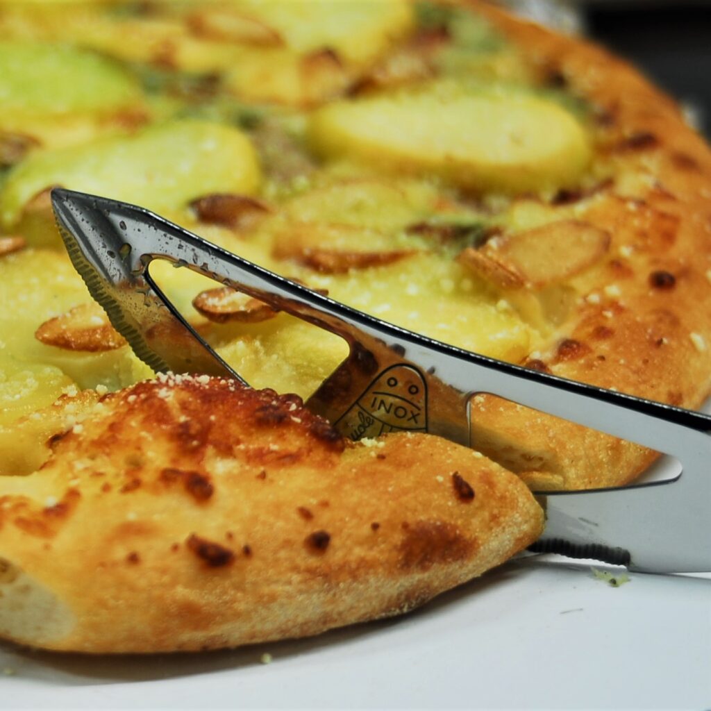 ナポリ風ピザのミミ部分も美しくカット
