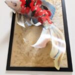 立体絵画ならではの躍動感を魚や動物をテーマにペーパークラフトで表現。江ノ島線沿線に勤務。
（作品名：愛に溌剌する鯉）
