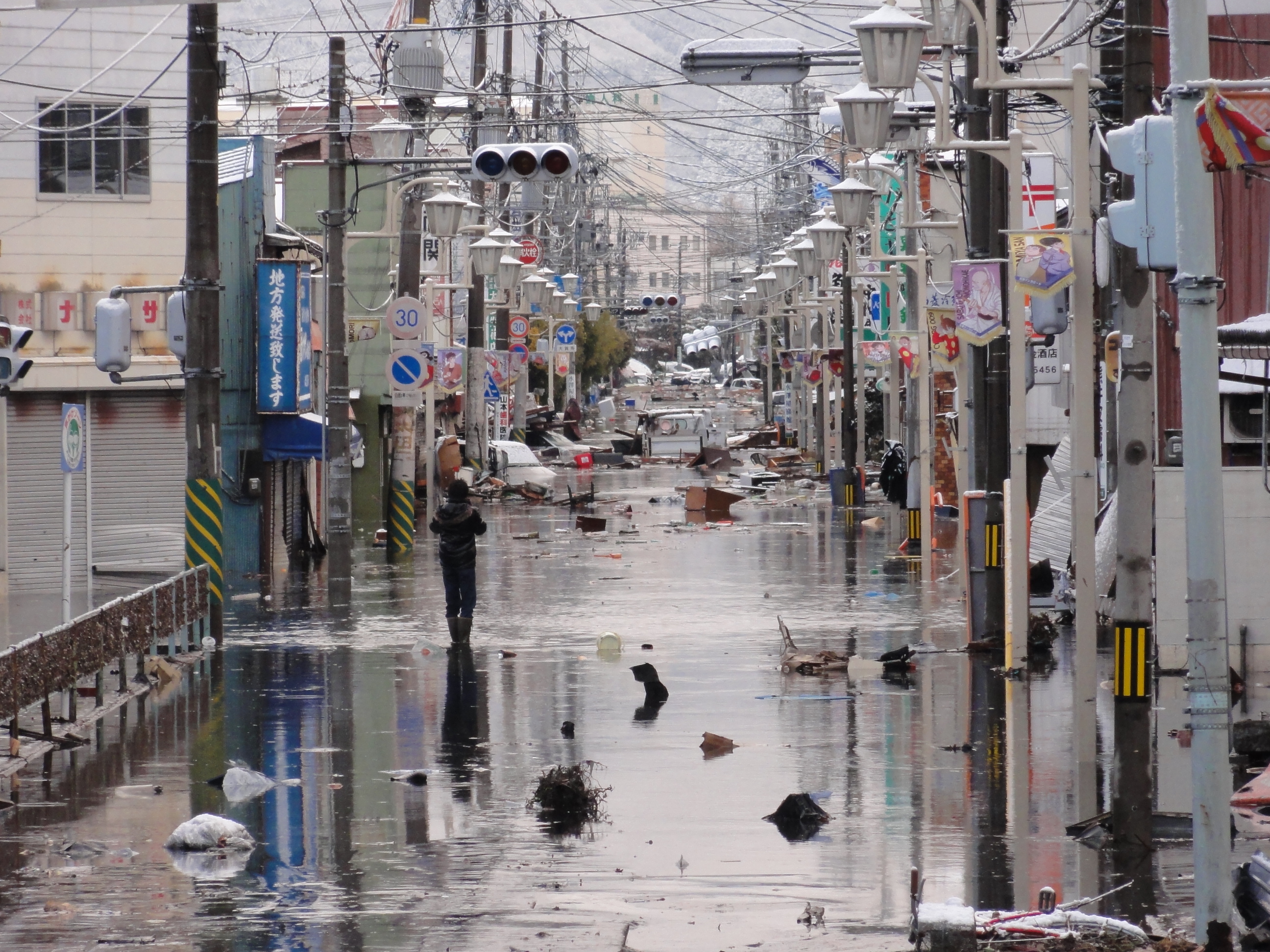 2011年3月11日、津波が引いた午後４時ごろの石巻市の様子（写真提供「ビートルズのチカラ！」）。