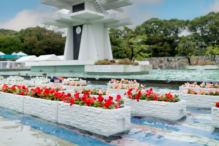 オリンピック記念塔前の水中花壇