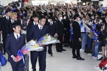 600人超が激闘ねぎらう、成田 帰国の選手に「ブラボー」