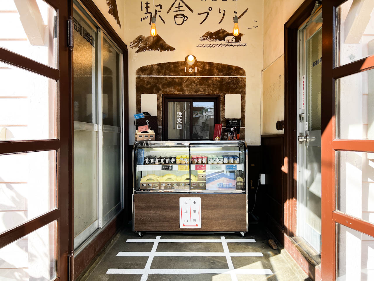小田原にレトロな駅舎カフェがオープン！ハンバーグやスイーツも映えるメニューがそろう「大雄山線 駅舎カフェ1の1」実食ルポ　画像３