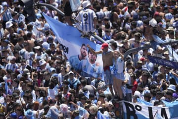 仏エムバペ選手に侮蔑相次ぐ アルゼンチンの凱旋パレードで