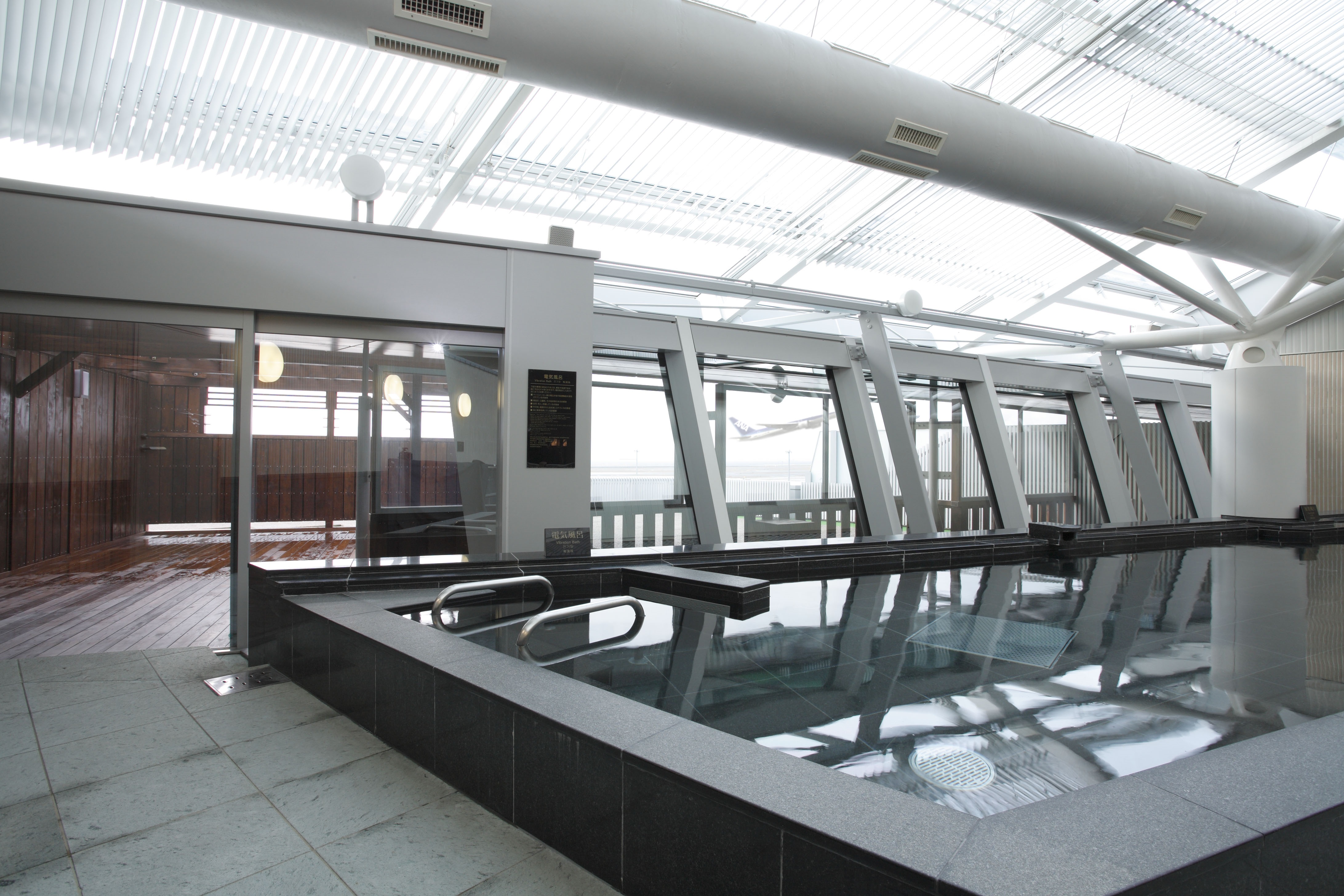 飛行機を眺められる大浴場オープン　日本の空港で唯一