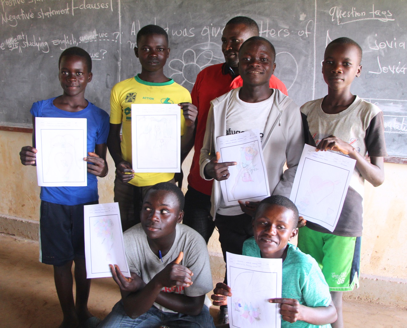 ウガンダのチャングワリ難民居住地の学校に通う生徒たち