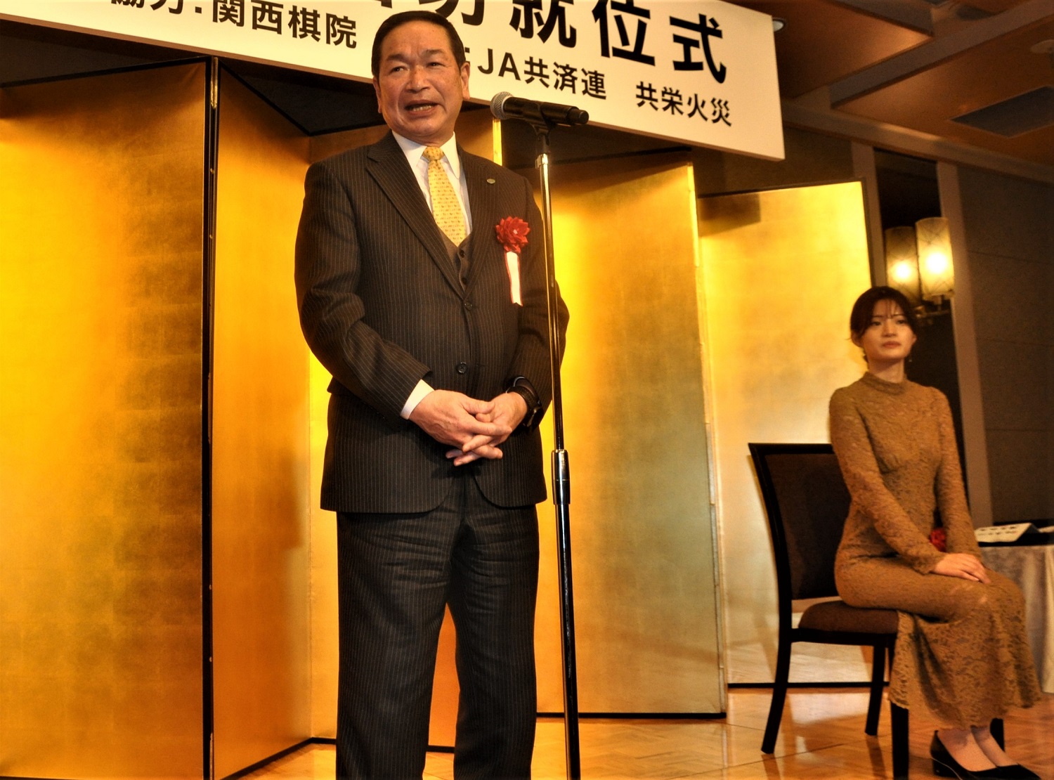 あいさつする秋田県能代市の齊藤滋宣市長（左）