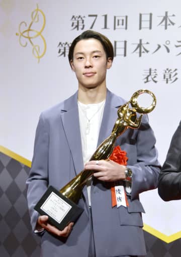 ジャンプ小林陵侑が五輪特別賞 日本スポーツ賞の表彰式