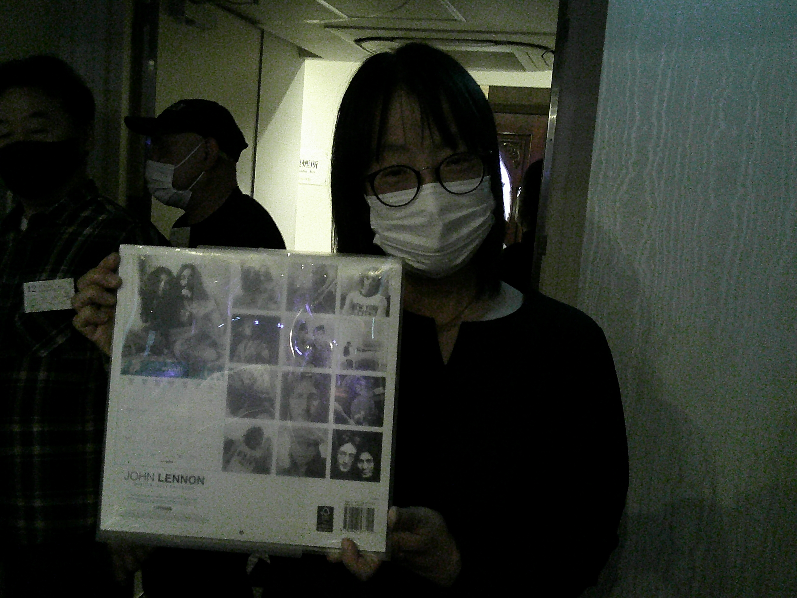お宝プレゼントのジョン・レノンのカレンダーを手にする田中千栄子さん