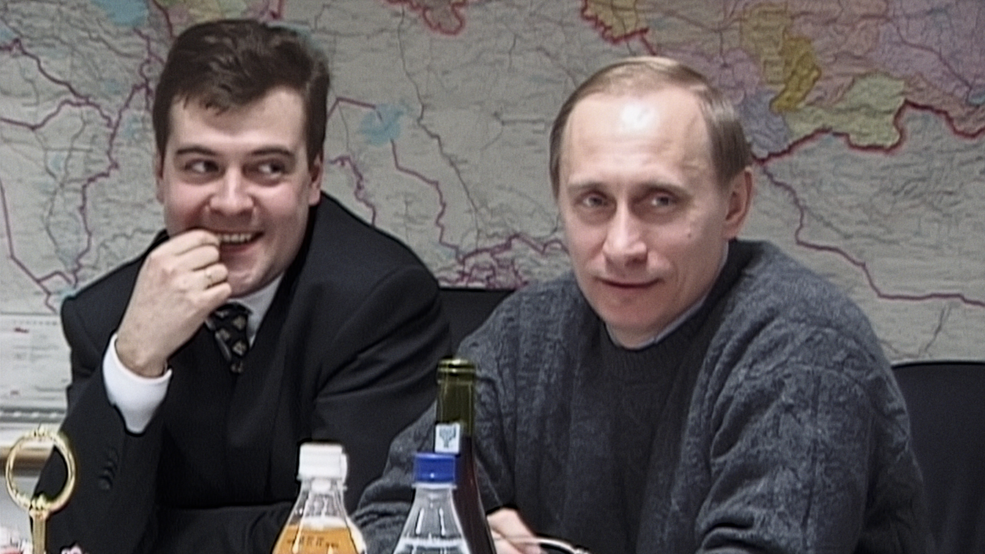プーチンに重用され第3代ロシア連邦大統領や首相を歴任することになるドミトリー・メドヴェージェフ（左）とプーチン ⓒVerto,GoldenEggProduction,Hypermarket Fil-ZDFArte,RTSSRG,Czech Television2018