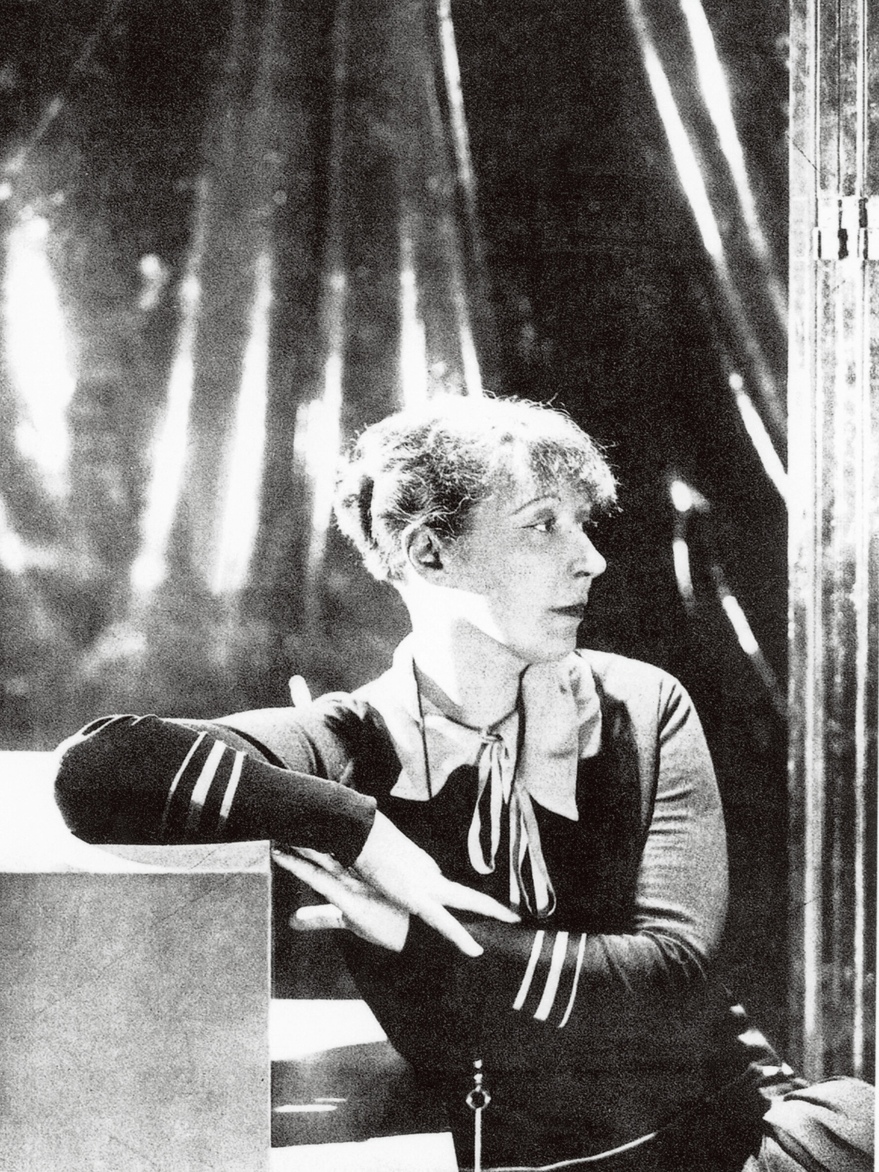 セシル・ビートン 《お気に入りのドレスでポーズをとるローランサン》 1928年頃 マリー・ローランサン美術館 ⓒMusee Marie Laurencin