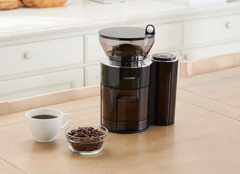 一度に多くのコーヒー豆を短時間でひける　ライソンが 「重量感知式コーヒーグラインダー HAKARU」発売　画像１