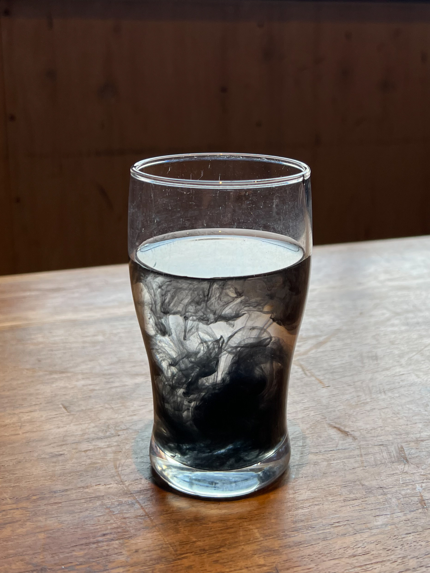 炭を注いだグラス。真っ黒だが、飲むと確かに無味無臭だ