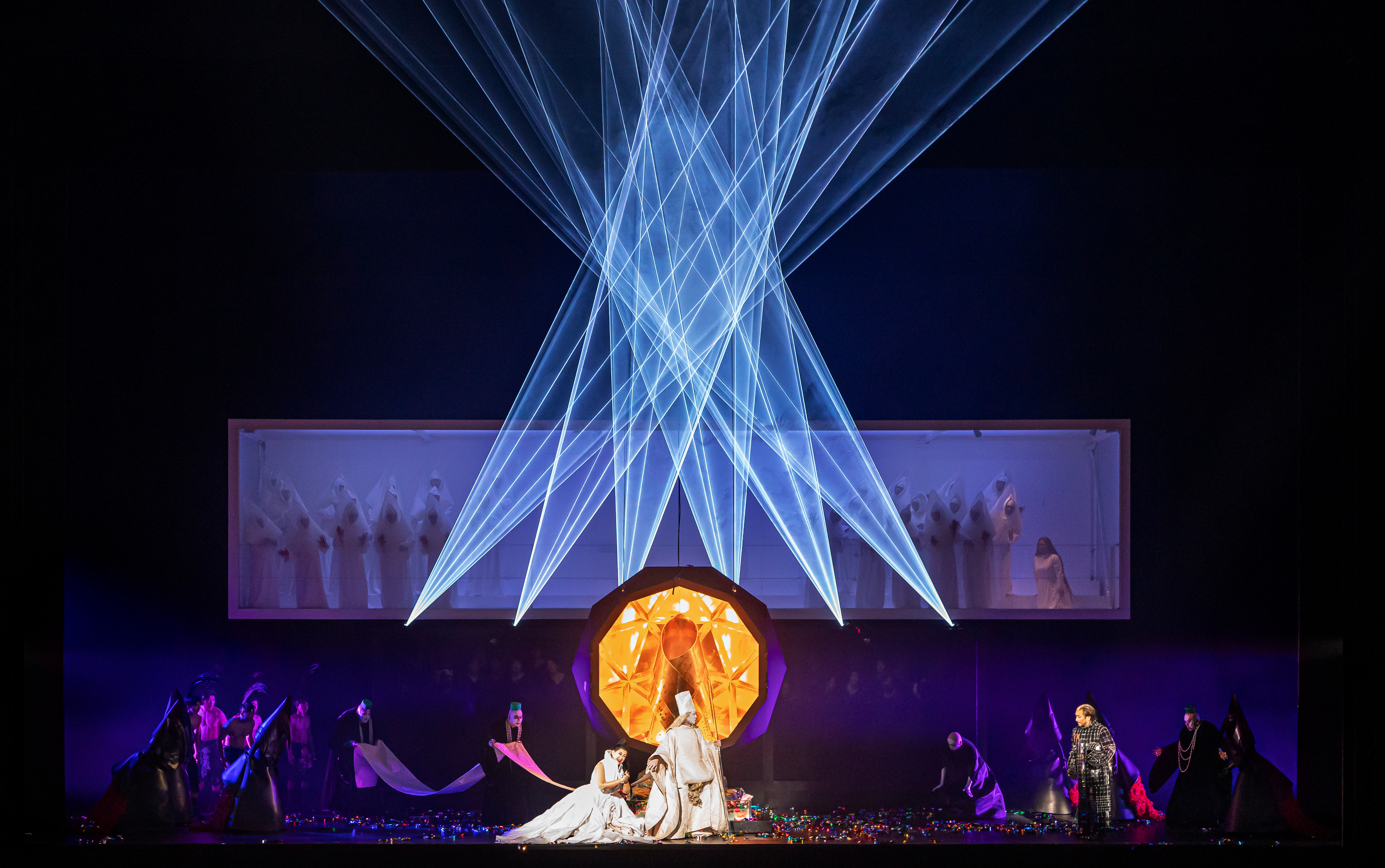 光による立体的な彫刻空間がステージ上に現れる。 オペラ『トゥーランドット』東京文化会館 © teamLab, Courtesy Daniel Kramer, Tokyo Nikikai Opera Foundation