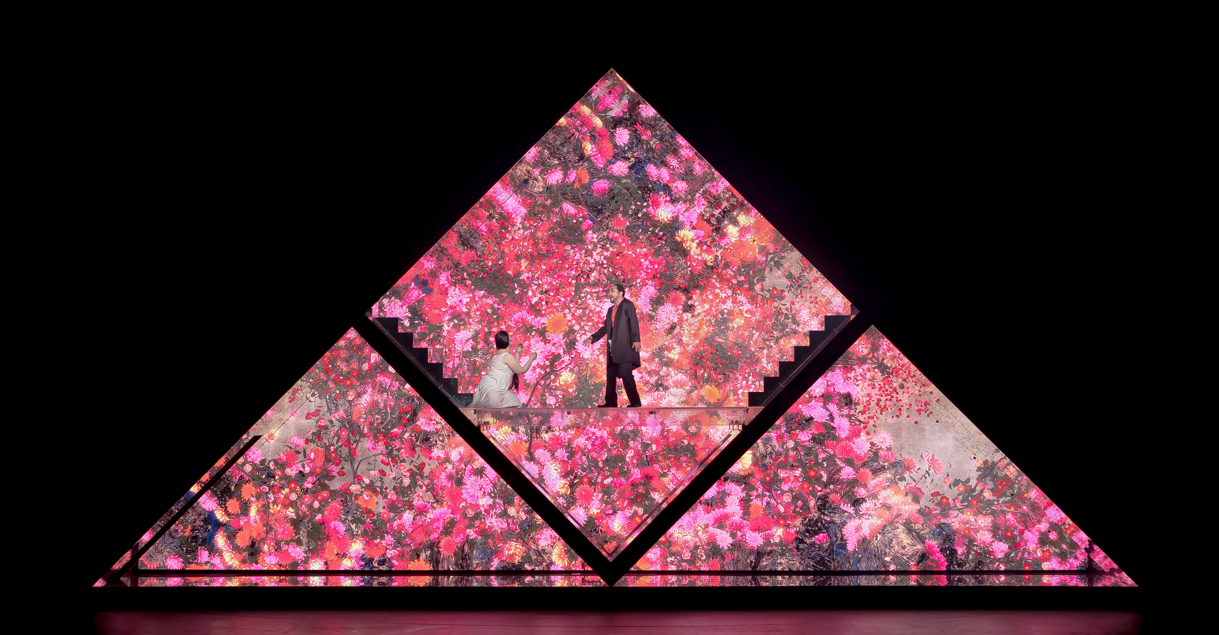 万華鏡のような潜在意識の世界。 オペラ『トゥーランドット』東京文化会館 © teamLab, Courtesy Daniel Kramer, Tokyo Nikikai Opera Foundation