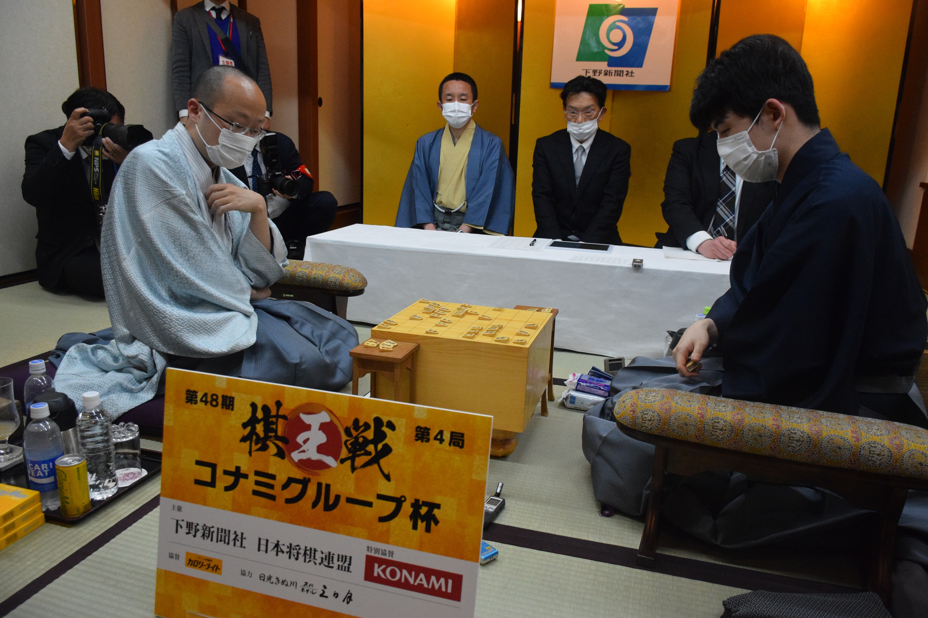 対局を振り返る渡辺明名人（左）と藤井聡太棋王