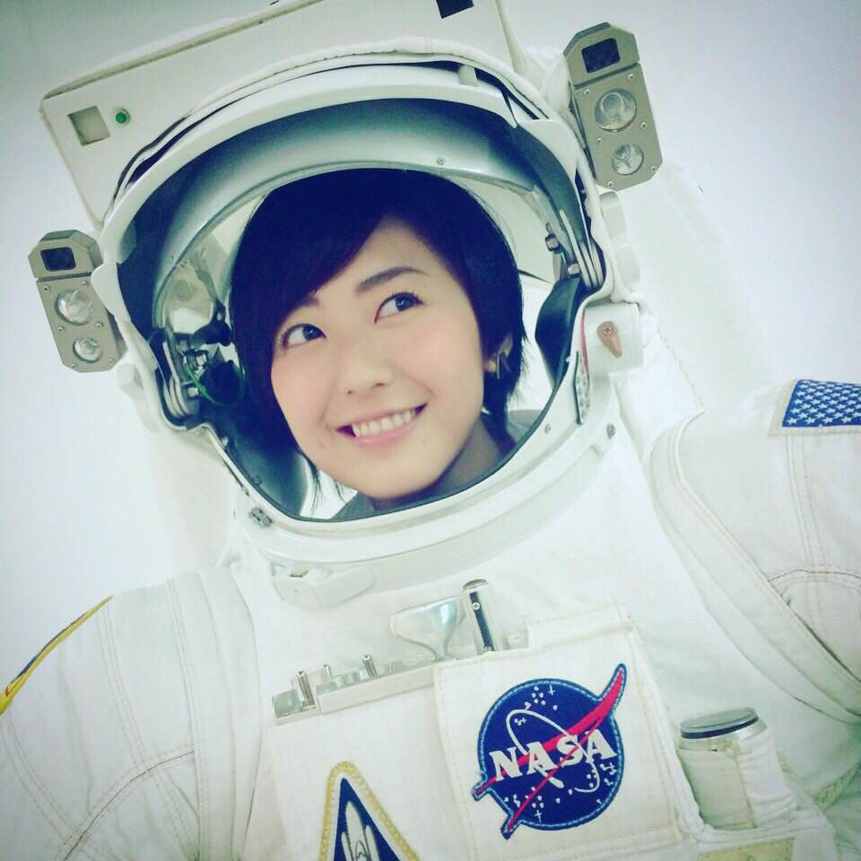 アシスタントの黒田有彩さんの宇宙服姿