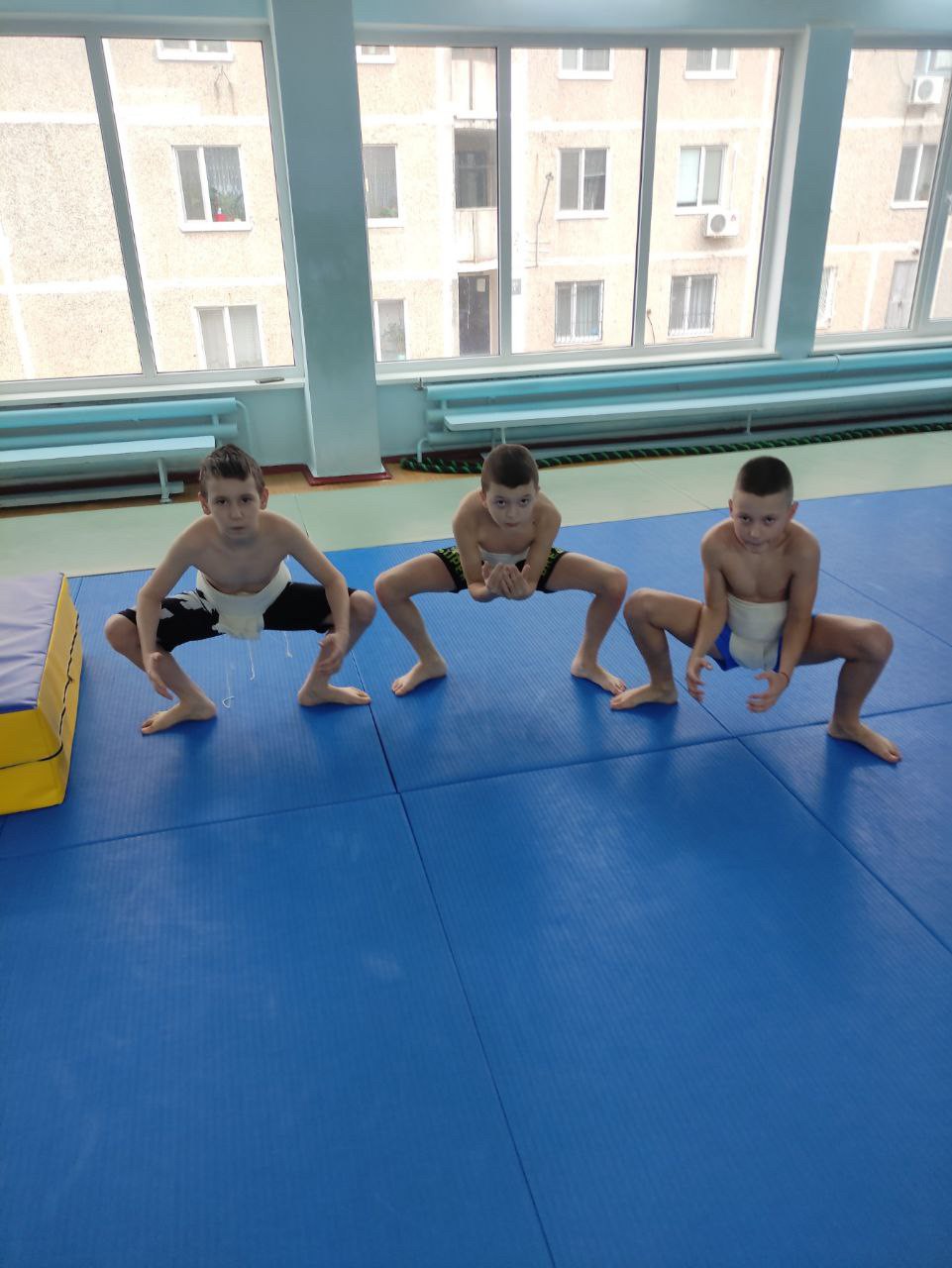 相撲をするウクライナの子供達