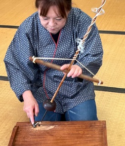 滋賀県「シガリズム体験」で数珠づくりはいかが　近江八幡市のカワサキ、銘木使い伝統の技を継承　画像１