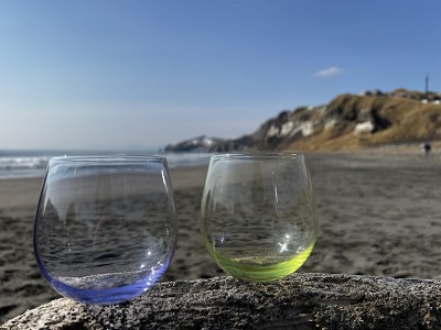 色変わるワイングラス発売　室蘭工大、希土類利用し開発　画像１
