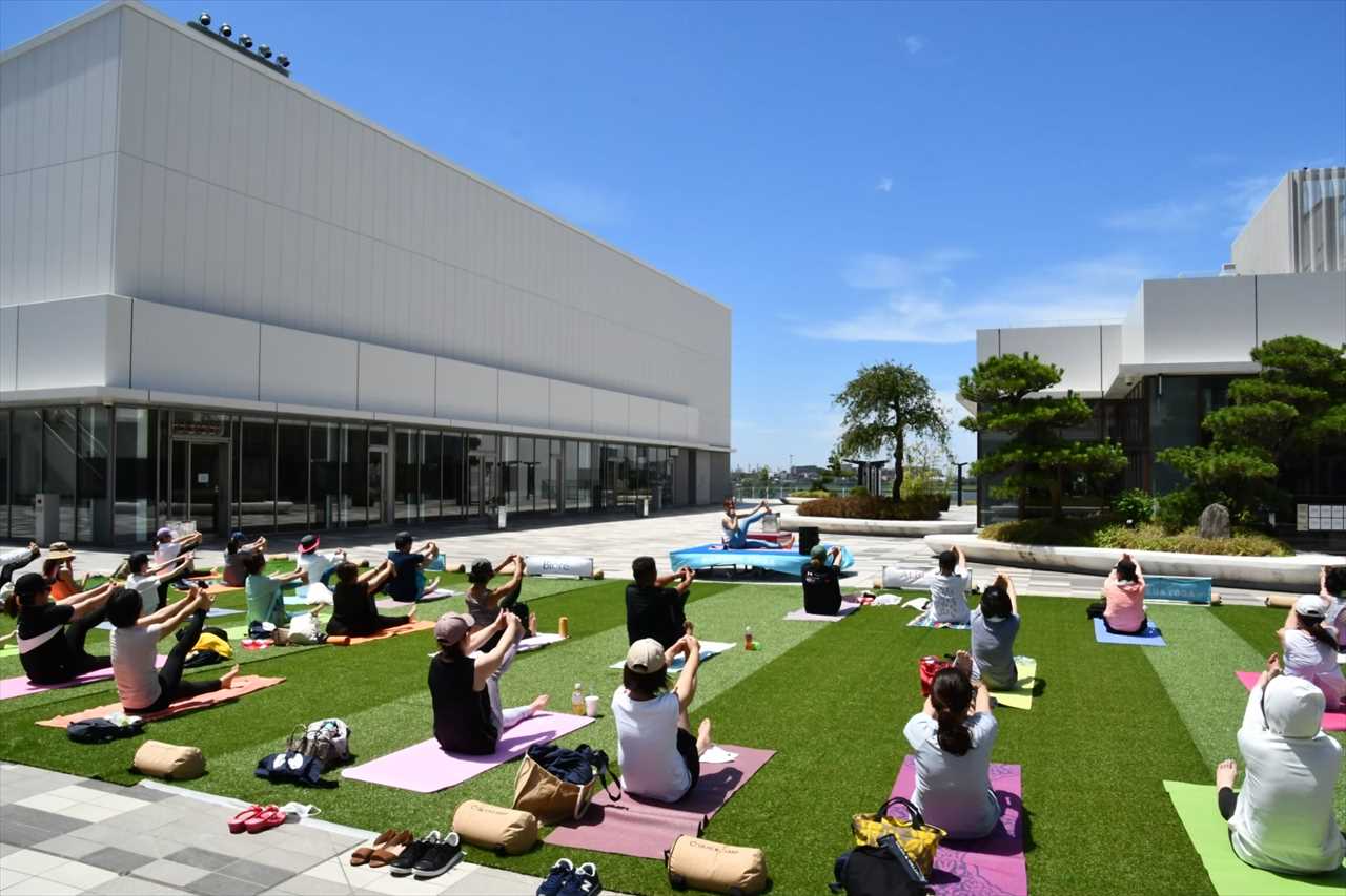 都会の一等地でヨガ！大人気イベント「URBAN YOGA」2023年4月からスタート　画像１