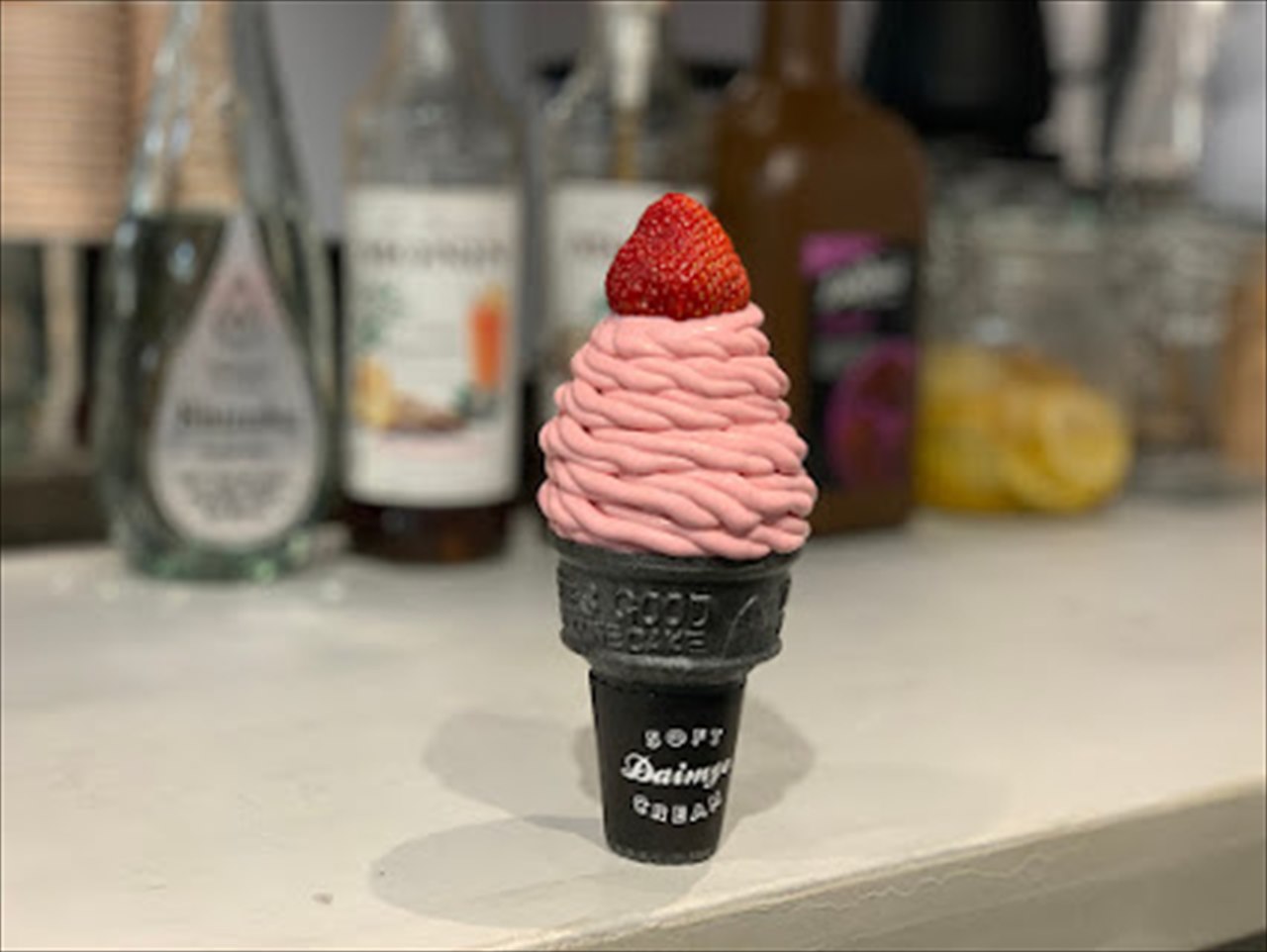 【ソフトクリーム専門店カフェDAIMYO SOFTCREAM】一番人気の季節フレーバー 「いちご×いちご」登場！　画像２