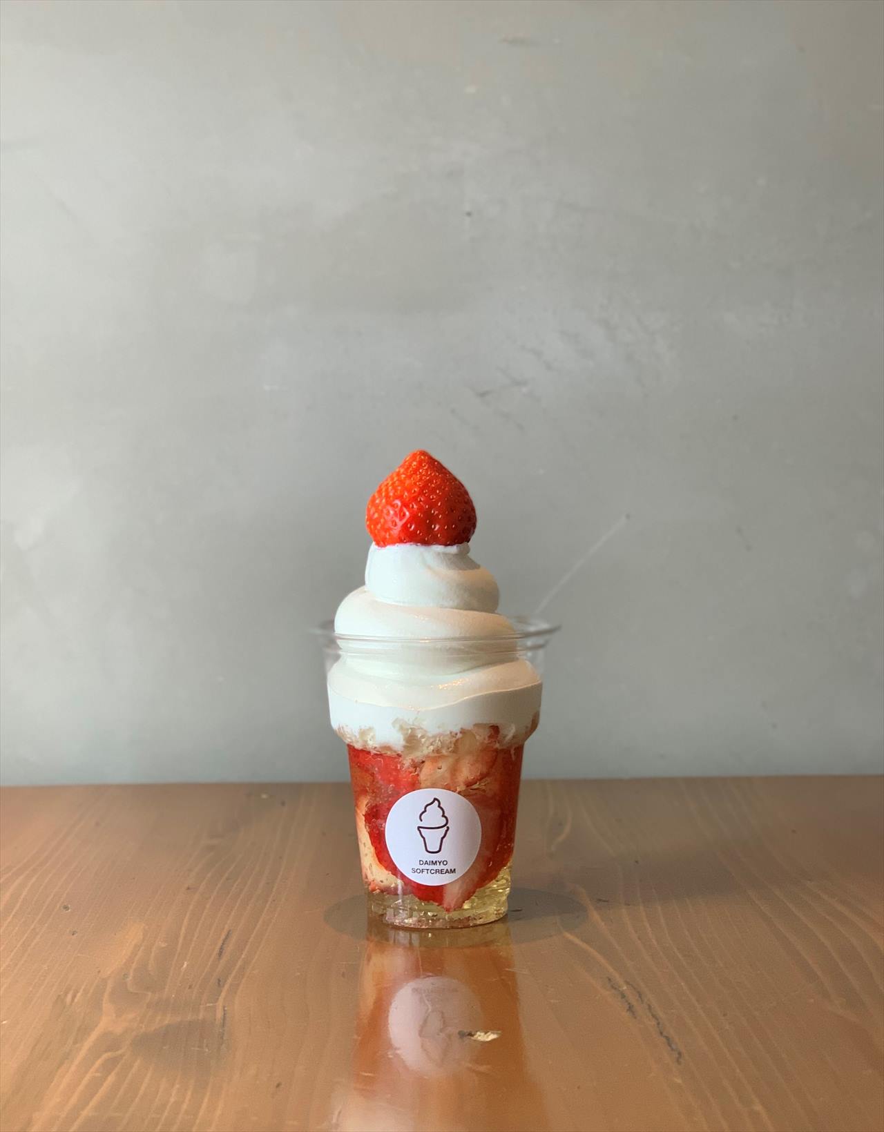 【ソフトクリーム専門店カフェDAIMYO SOFTCREAM】一番人気の季節フレーバー 「いちご×いちご」登場！　画像５